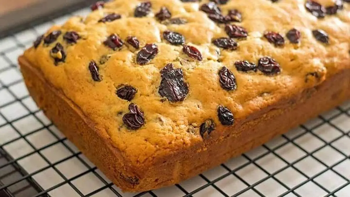طرز تهیه کیک کشمشی؛ شیرینی خانگی با ترکیب کشمش و وانیل


