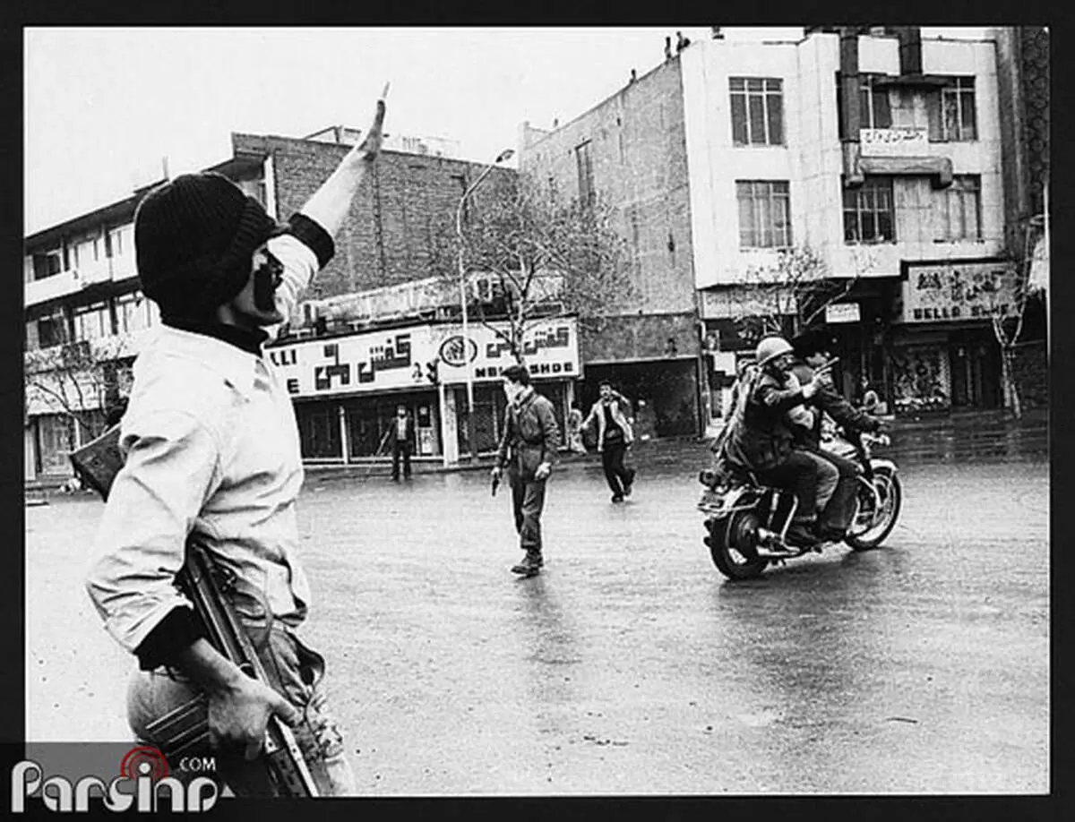 عکس: حاج‌سیدجوادی بر پشت موتور/ بهمن 57