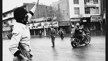 عکس: حاج‌سیدجوادی بر پشت موتور/ بهمن 57