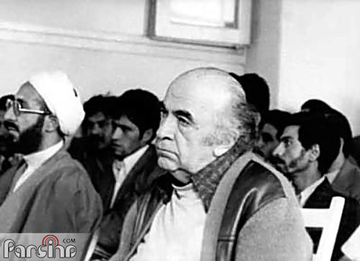 عکس: امیرعباس هویدا در کنار هادی غفاری در دادگاه انقلاب