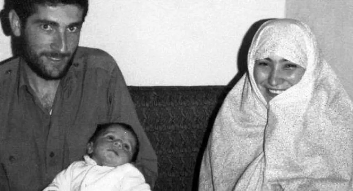عکس: شهید حمید باکری به اتفاق همسر و فرزند