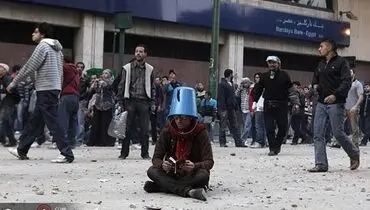 عکس: قرائت قرآن در میانهٔ انقلاب مصر