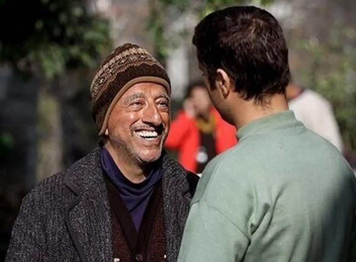 چهره شاداب بابا پنجعلی سریال پایتخت در کنار دوستان+ عکس
