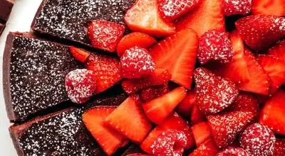 راز خوشمزگی در سه ماده؛ کیک شکلاتی بدون آرد