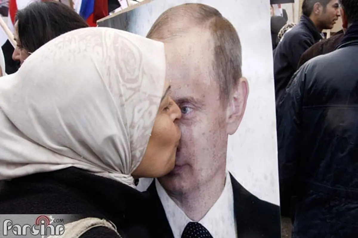 عکس: بوسهٔ زن سوری بر عکس ولادیمیر پوتین
