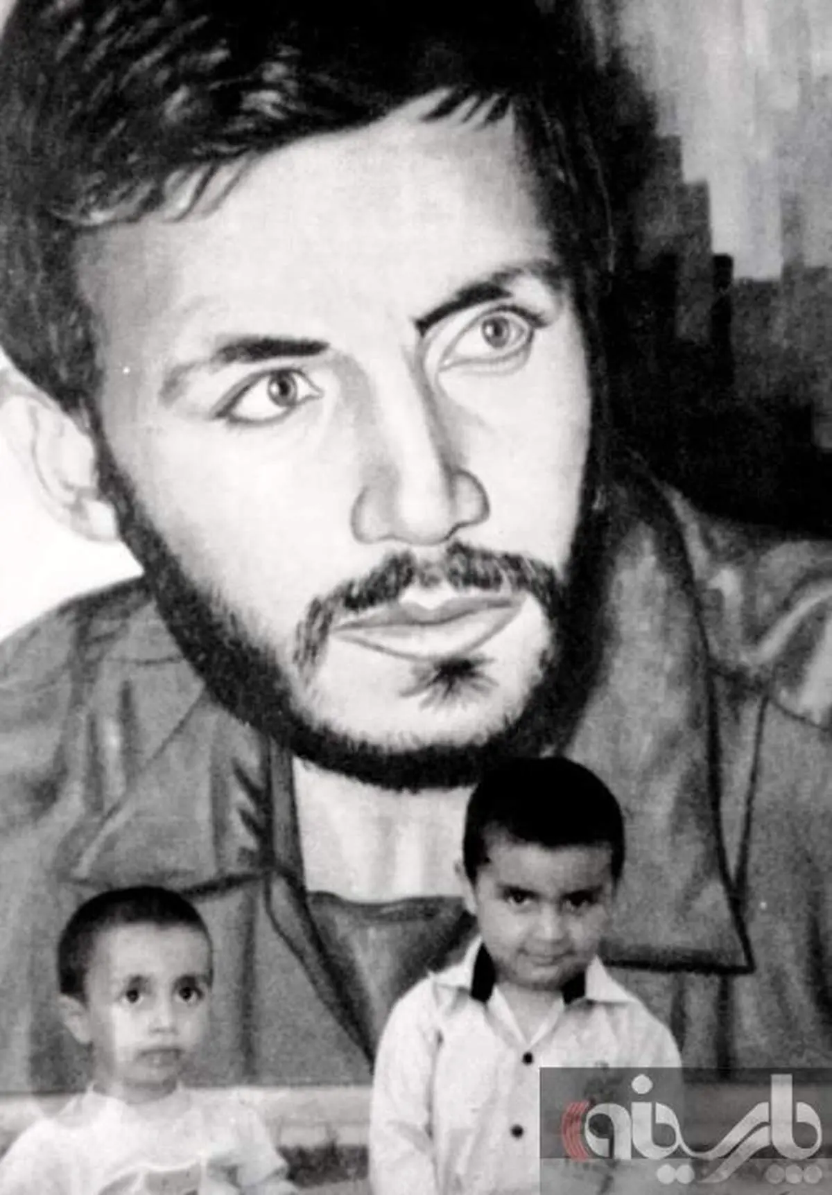 عکس: مصطفی و مهدی همت در کنار عکس پدر