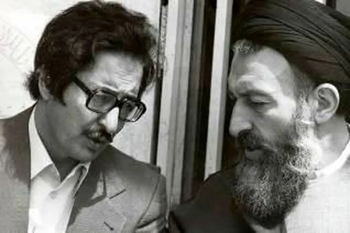 عکس منتشر شده: آیت الله بهشتی و ابوالحسن بنی صدر در حال گفتگو