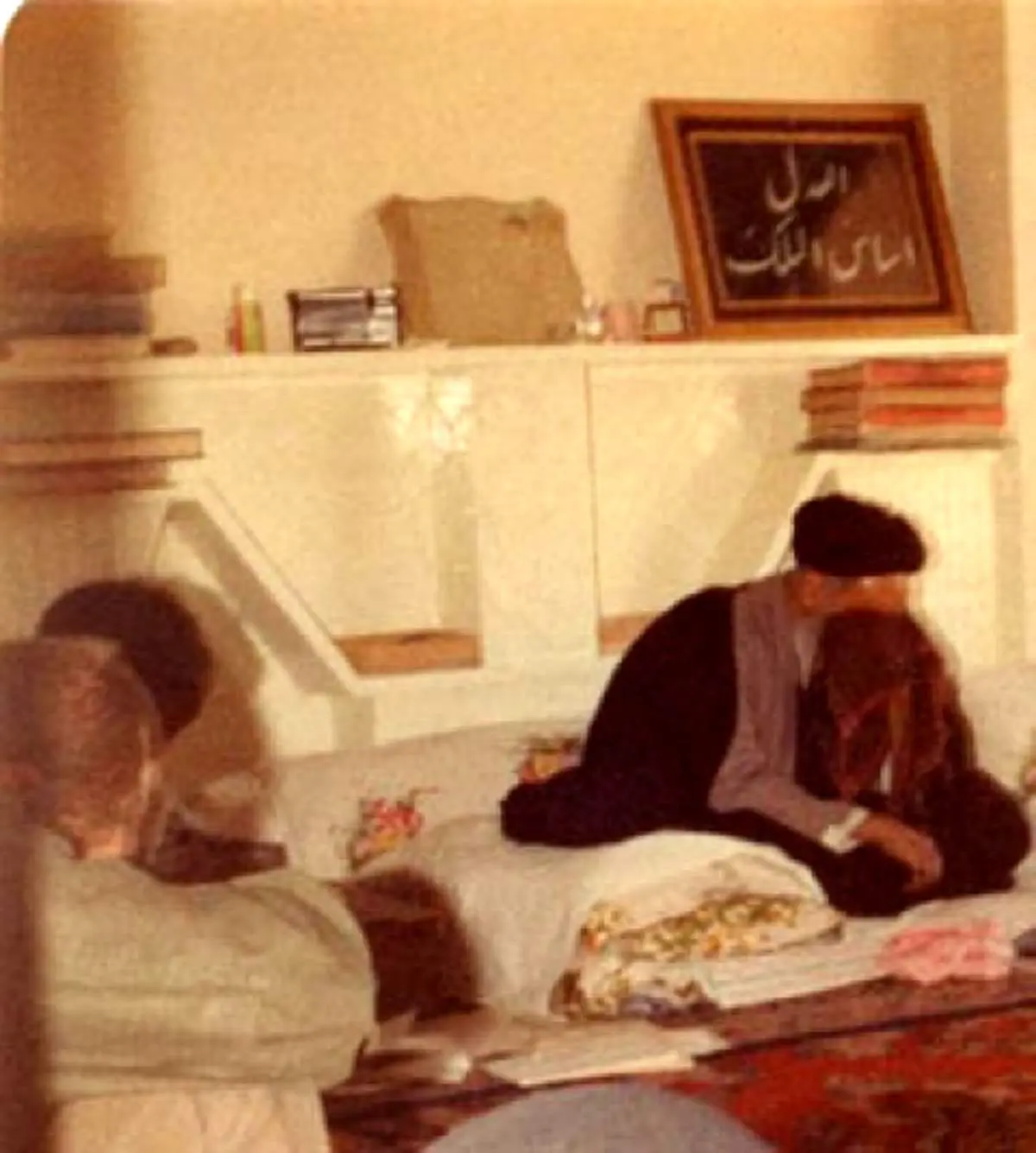تصویری منتشرنشده از امام درحال عزاداری