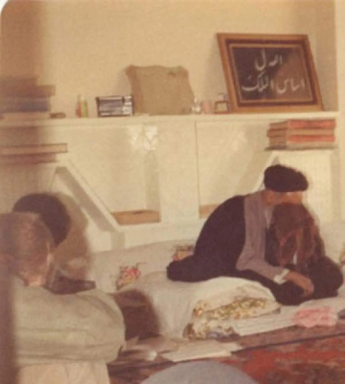 تصویری منتشرنشده از امام درحال عزاداری
