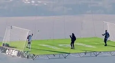 
شادی رونالدویی در ارتفاع ۱۸۰۰ متری؛ رکورد جهانی فوتبال در ارتفاع شکست +فیلم
