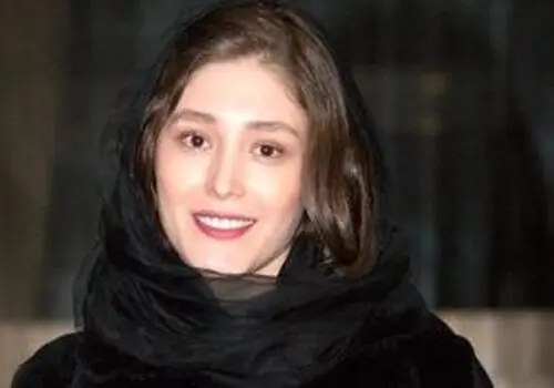 «فرشته حسینی» در کودکی و در آغوش مادرش؛ اواخر دهه 70