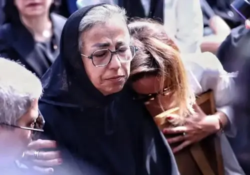حرکت متفاوت هنرمندان در مراسم خاکسپاری اکبر عبدی خبرساز شد + فیلم