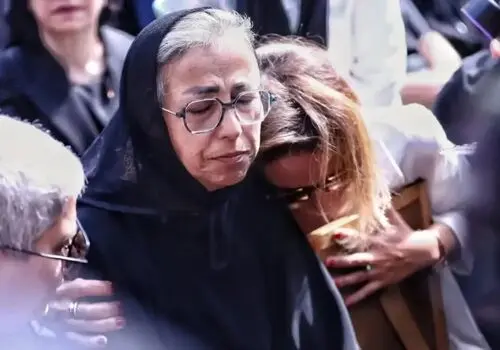 همه چشم‌ها به یک قاب خیره شد؛ تصویر مادر اکبر عبدی در مراسم وداع با پسرش!