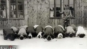 عکس: نماز اسیران مسلمان در کمپ اسرای جنگی روسیه/ 1918