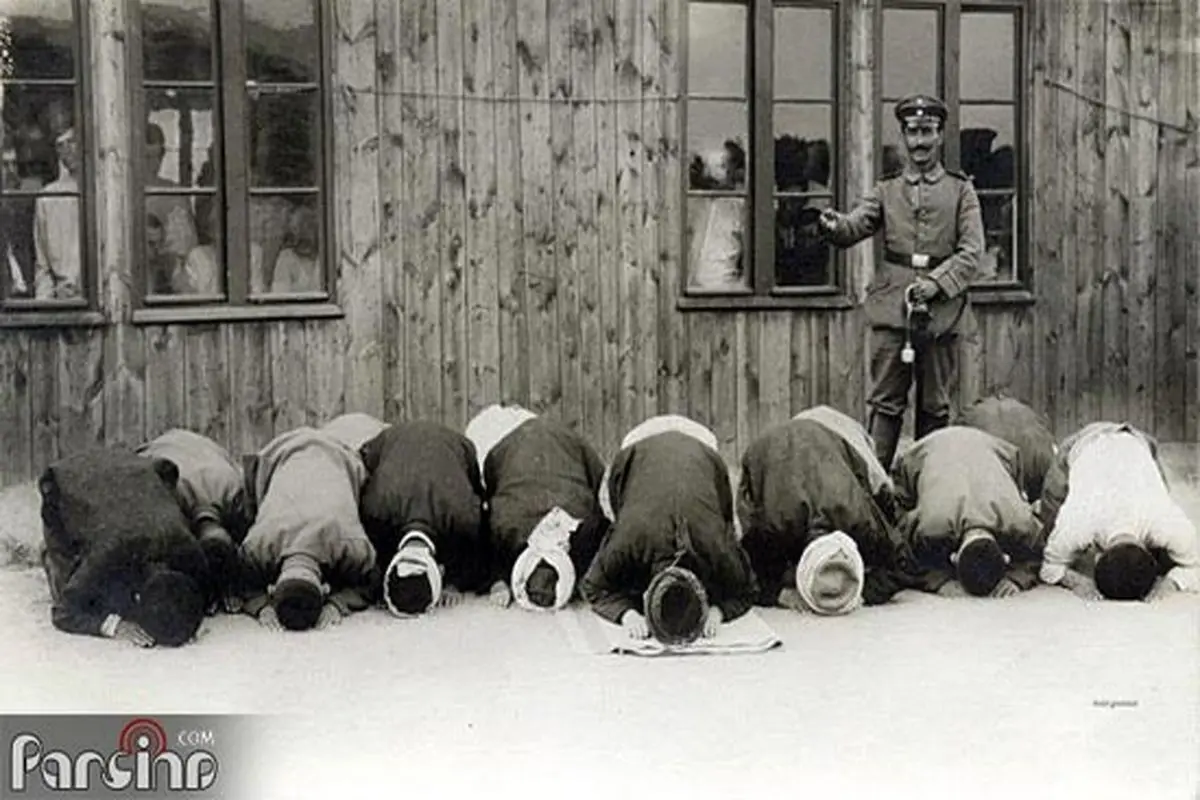 عکس: نماز اسیران مسلمان در کمپ اسرای جنگی روسیه/ 1918