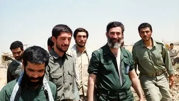 عکسی از ۲۴ سالگیِ رهبر انقلاب در حال قایق سواری
