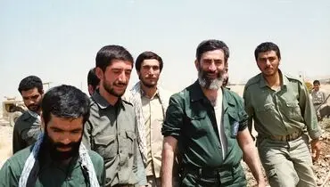 عکسی از ۲۴ سالگیِ رهبر انقلاب در حال قایق سواری
