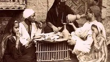 عکس: خانوادهٔ مصری بر سر سفره / 1880 م.