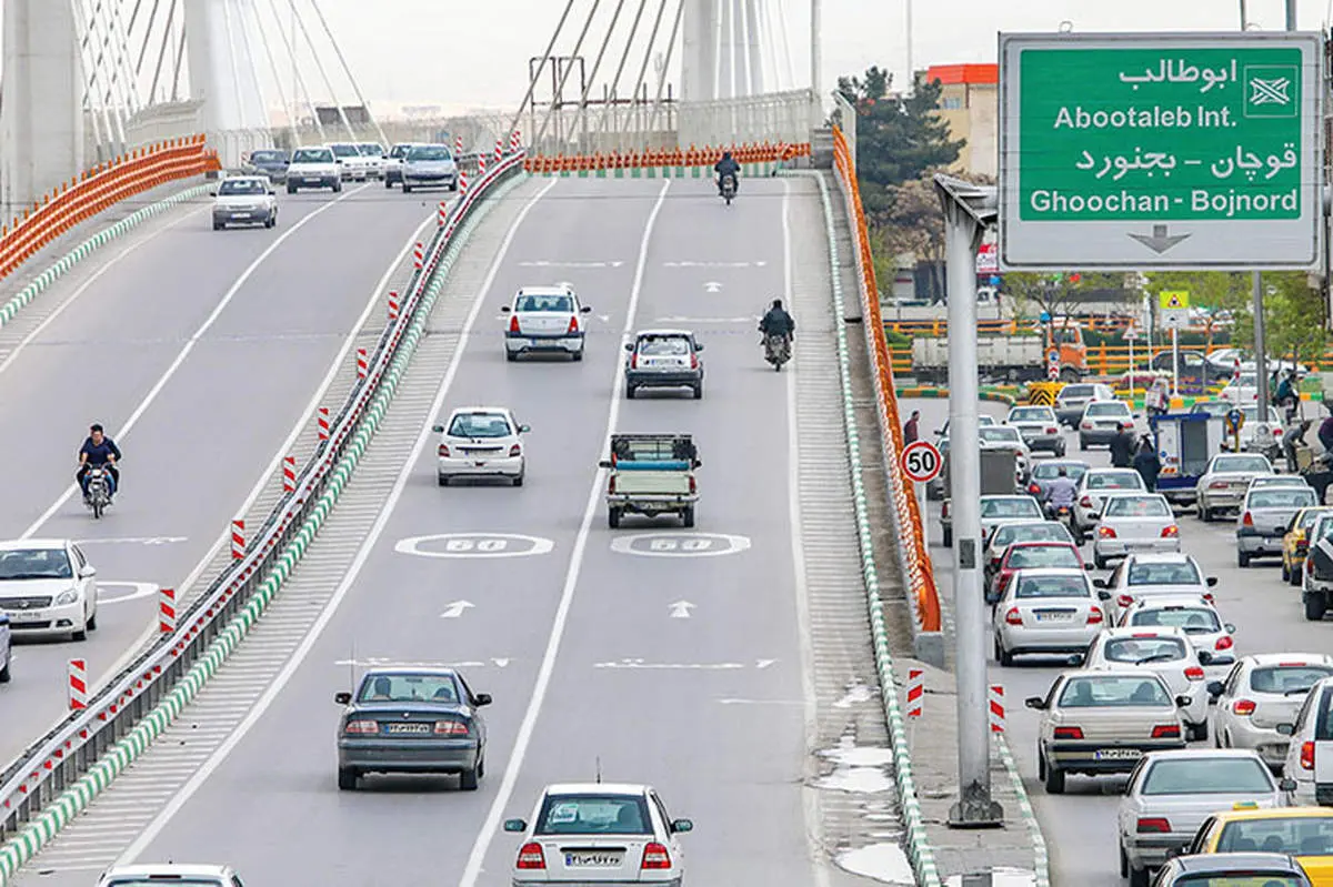 درخواست پلیس از رانندگان: بین خطوط رانندگی کنید