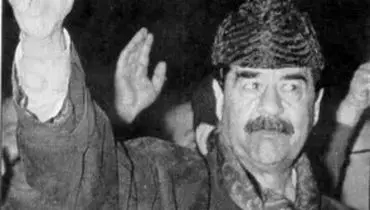 صدام حسین در حال نماز خواندن در خانه‌ای در بغداد/عکس