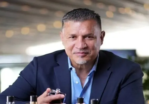 عکس احساسی پیروز، خواننده لس آنجلسی با دخترانش