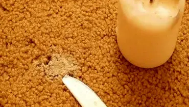 به راحتی لکه موم شمع را از روی فرش پاک کنید!
