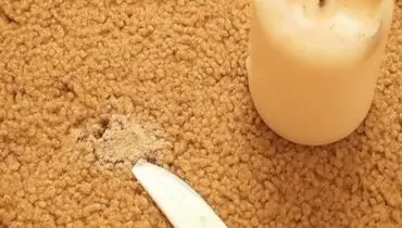 به راحتی لکه موم شمع را از روی فرش پاک کنید!
