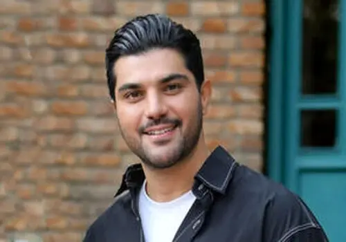 تصویری از سینا مهراد بر سر مزار امین تارخ
