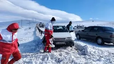  امدادرسانی به ۱۰۰ مسافر گرفتار در برف و کولاک اشنویه+ فیلم