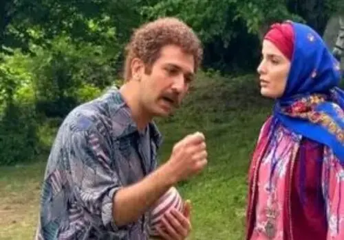 «فرانک» (سریال سوجان) در یک تئاتر در کنار «صحرا اسداللهی»