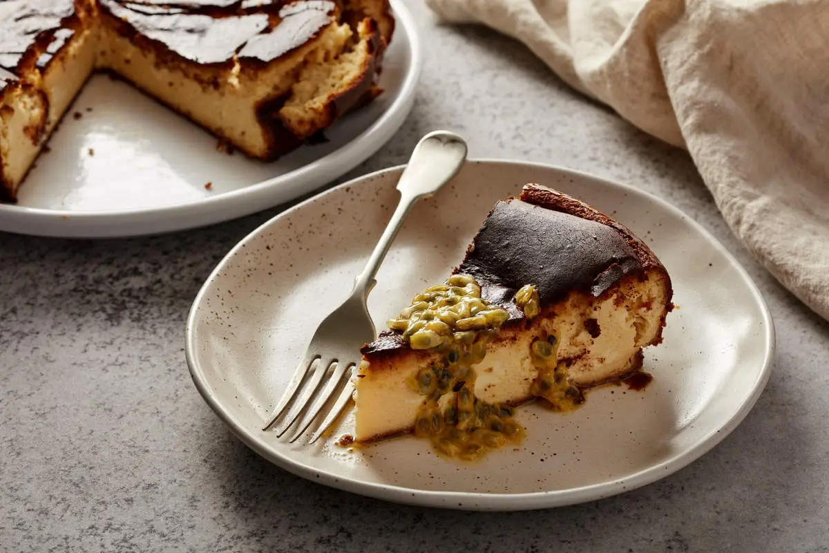 عصرونه امروز: چیز کیک سن سباستین؛ دسری خامه‌ای و بی‌دردسر برای دورهمی‌های شما