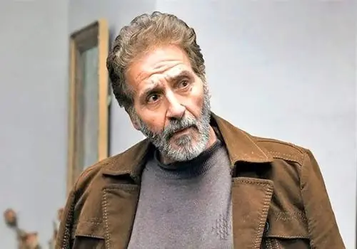 لحظه‌های پر از احساس ابوالفضل پورعرب در کنار پسرش پوریا در مراسم مادرش!