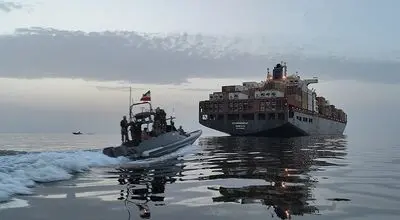 غرق شدن کشتی کانتینربر متخلف در آب‌های تنگه هرمز+فیلم
