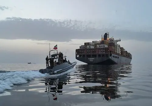 هشدار دریادار سیاری: عبور از تنگه هرمز فقط با هماهنگی