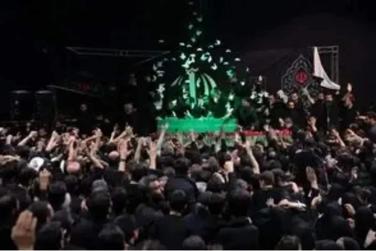 اولین تصاویر از ورود پیکر رهبر شهید به مصلی تهران/ادای احترام هیات‌های بین‌المللی به پیکر رهبر شهید انقلاب ایران