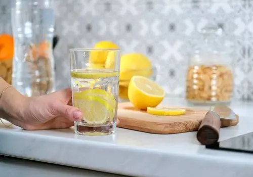 چه خوراکی‌هایی آب بدن را زیاد می‌کنند ؟
