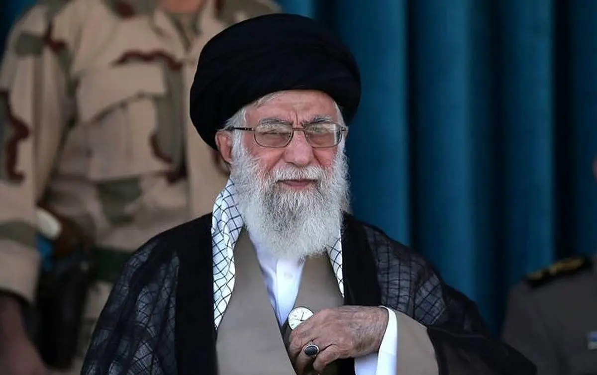 اقامه نماز رهبر انقلاب بر پیکر سردار شهید سید رضی موسوی؛گفتوگوی رهبر انقلاب با خانوادۀ شهید سید رضی+ فیلم