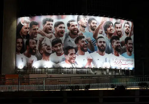 دورهمی شاعران در میدان ولیعصر+ عکس