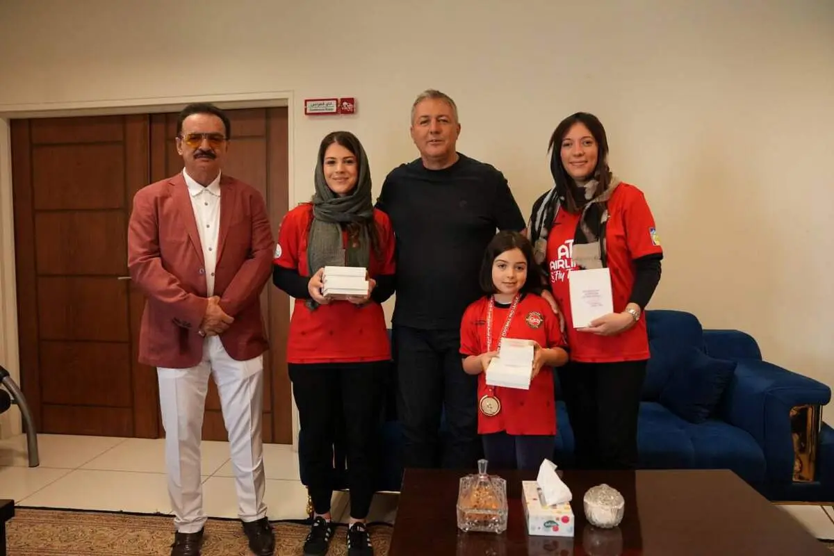 تصویری از هدیه نفیس مالک تراکتور به خانواده اسکوچیچ