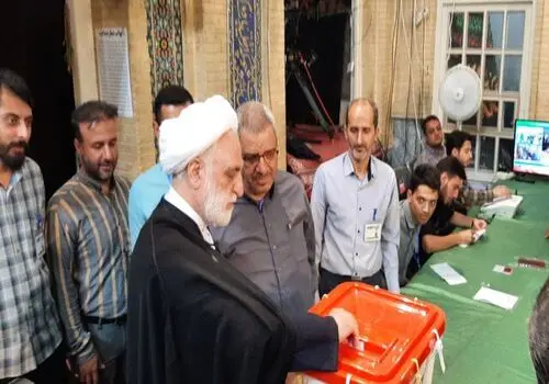 کلیه متولدین روز«۱۵» تیرماه سال ۱۳۸۵ و قبل از آن می توانند رای دهند