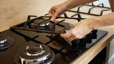 چگونه چربی روی کابینت و اجاق گاز را راحت‌تر پاک کنیم؟