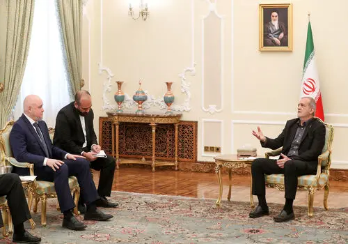 پزشکیان: چه اتفاقی افتاده که میان ما و مردم فاصله افتاده است؟