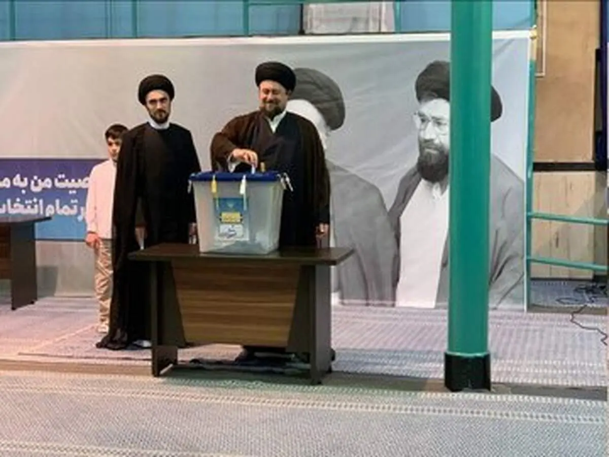سیدحسن خمینی در کنار پسرش رأی خود را به صندوق انداخت+ فیلم