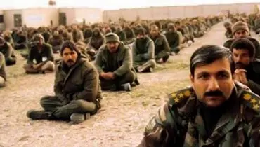 عکسی از حضور اسرای عراقی در نماز جمعه تهران سال ۶۶