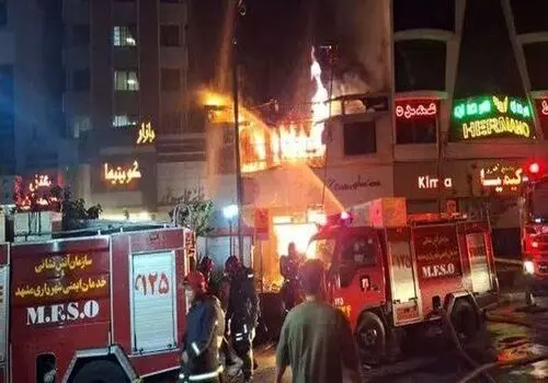 تعطیلی اضطراری منطقه آزاد انزلی به دلیل آتش‌سوزی بزرگ در مجتمع تجاری ونوس