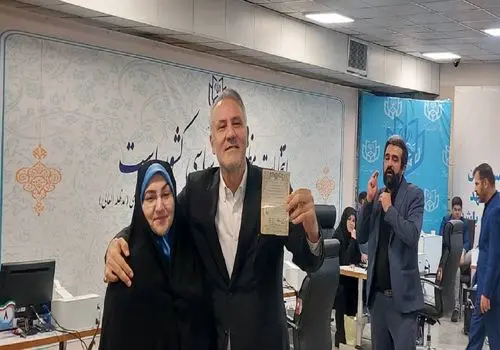 حضور حسین گروسی در وزارت کشور برای ثبت نام در انتخابات ریاست جمهوری+ عکس