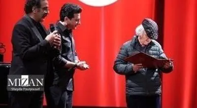 برخورد جالب استاد شفیعی کدکنی و شجریان در یک مراسم/ویدیو 