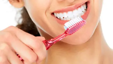 آیا مسواک زدن به تنهایی مشکل بوی دهان را حل می‌کند؟
