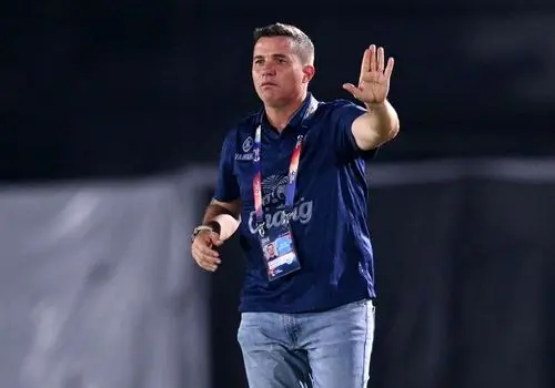 سرمربی قهرمان پرسپولیس برای سه دقیقه سرمربی استقلال شد!

