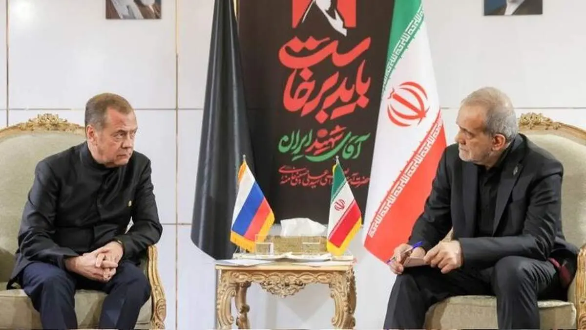 مدودف: روسیه پیشنهادهایی برای حل مسالمت‌آمیز پرونده هسته‌ای ایران دارد